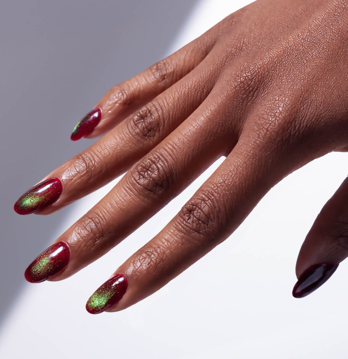 Herbstliche Cat-Eye-Nägel: Die Trend-Maniküre 2026