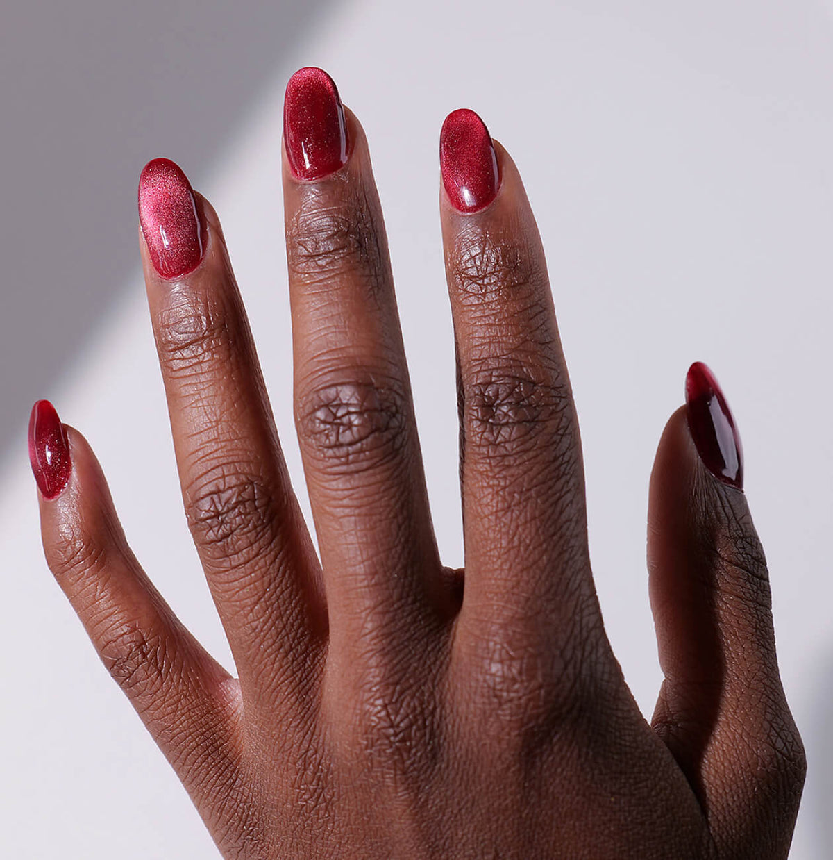 Herbstliche Cat Eye Nägel von Proglow in Bordeaux